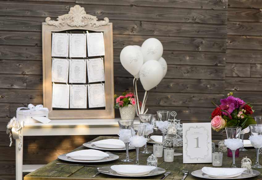 Landhochzeit als sommerliche Feier im Innenhof oder Garten